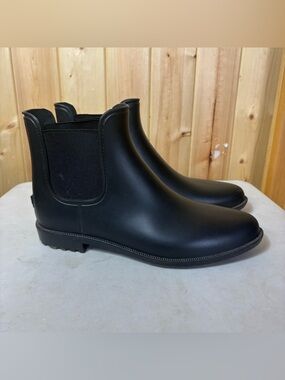 Storm by Cougar Matte Black Chelsea Rain Booties size 10 classic casual *dirty